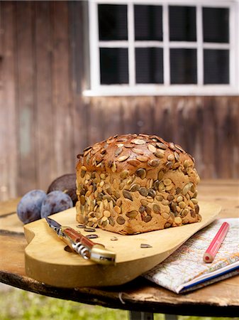 Pumpkin seed bread on a rustic garden table Photographie de stock - Premium Libres de Droits, Code: 659-08419380