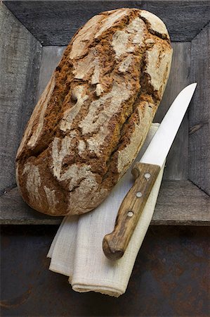 simsearch:659-08906201,k - A loaf of bread in a wooden bowl Foto de stock - Sin royalties Premium, Código: 659-08419395