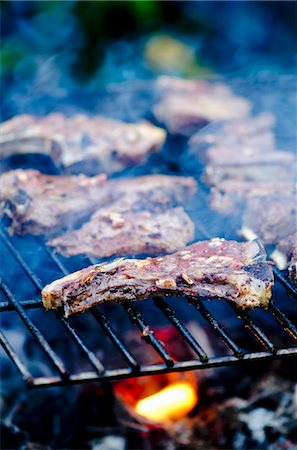 simsearch:659-01857267,k - Lamb chops on a barbecue Photographie de stock - Premium Libres de Droits, Code: 659-08419424