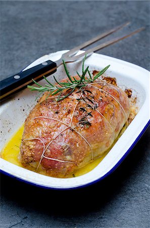 simsearch:659-06902078,k - Deboned and trussed roast turkey in an enamel dish Photographie de stock - Premium Libres de Droits, Code: 659-08419425
