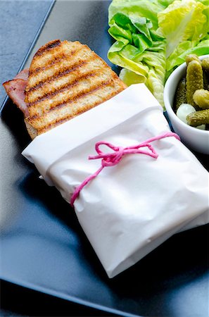 simsearch:659-07610237,k - A ham and cheese panini wrapped in paper Photographie de stock - Premium Libres de Droits, Code: 659-08419427