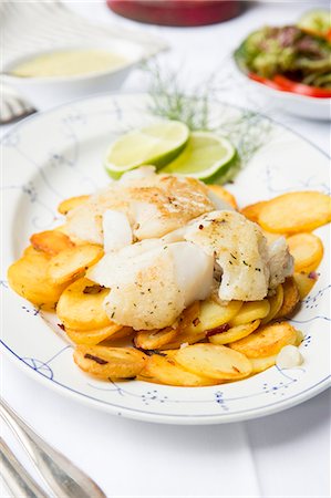 simsearch:659-06151632,k - Fried fish with fried potatoes and mushroom sauce Photographie de stock - Premium Libres de Droits, Code: 659-08419438