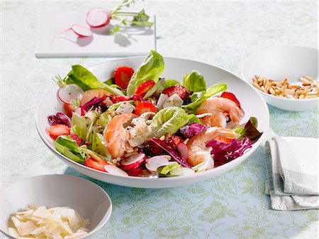 radicchio salad - A colourful salad with prawns, strawberries and radishes Stock Photo - Premium Royalty-Free, Code: 659-08419455