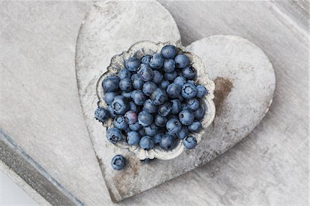 simsearch:659-07597410,k - Fresh blueberries in a grey metal bowl on a heart-shaped coaster Photographie de stock - Premium Libres de Droits, Code: 659-08419458