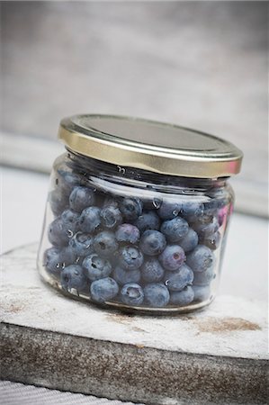 récipient - Fresh blueberries in a screw-top jar Photographie de stock - Premium Libres de Droits, Code: 659-08419459