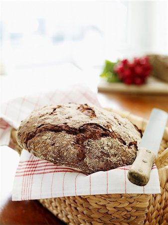 simsearch:659-07027656,k - A loaf of three-grain bread in a breadbasket Photographie de stock - Premium Libres de Droits, Code: 659-08419465