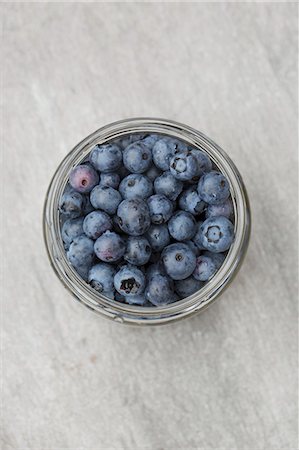 simsearch:659-07597410,k - Fresh blueberries in a jar (seen from above) Photographie de stock - Premium Libres de Droits, Code: 659-08419460