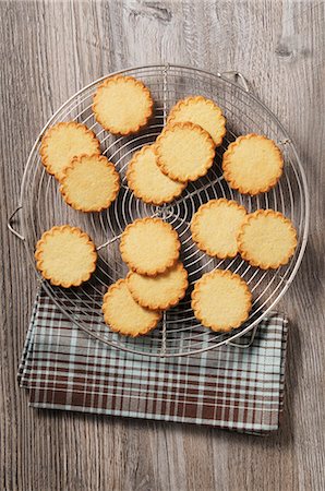 round - Round butter biscuits Stock Photo - Premium Royalty-Free, Code: 659-08419485