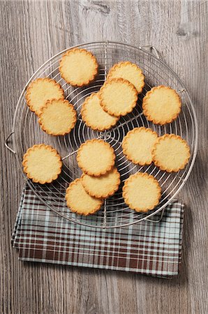 Round butter biscuits Stockbilder - Premium RF Lizenzfrei, Bildnummer: 659-08419485