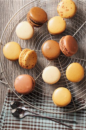 Macaroons in different shades of brown Stockbilder - Premium RF Lizenzfrei, Bildnummer: 659-08419489