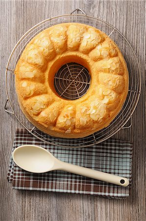 sponge not person - Savoy butter cake wreath Stock Photo - Premium Royalty-Free, Code: 659-08419495