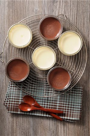 Vanilla cream and chocolate cream Stock Photo - Premium Royalty-Free, Code: 659-08419496