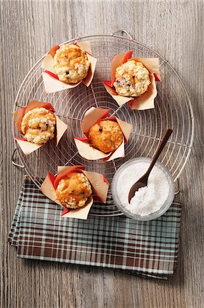 Yeast dough muffins filled with cream Photographie de stock - Premium Libres de Droits, Code: 659-08419504