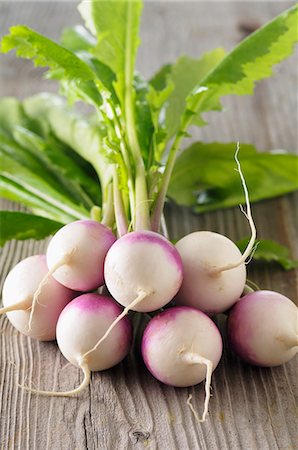 simsearch:659-06494999,k - Bunch of turnips Photographie de stock - Premium Libres de Droits, Code: 659-08419506