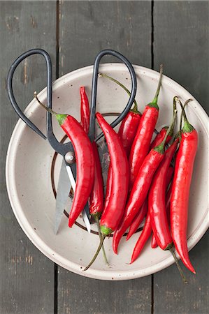 Red chilli peppers and a pair of herb scissors Photographie de stock - Premium Libres de Droits, Code: 659-08419545
