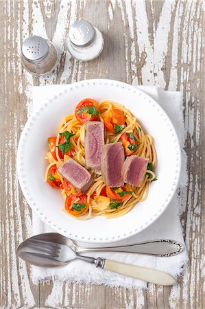 simsearch:659-08419175,k - Spaghetti with tomatoes, parsley and tuna Foto de stock - Sin royalties Premium, Código: 659-08419595