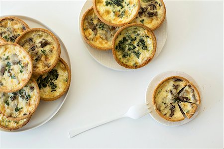 simsearch:659-08940044,k - Mini spinach and mushroom quiches Photographie de stock - Premium Libres de Droits, Code: 659-08419598