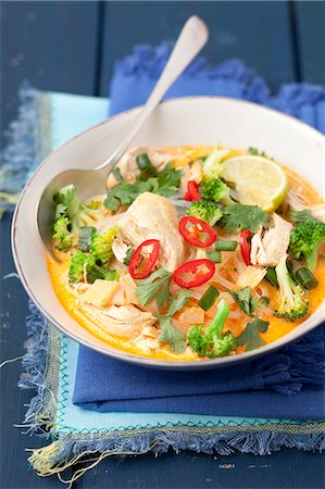 Coconut milk soup with chicken, broccoli and cassava pasta (Thailand) Stock Photo - Premium Royalty-Free, Code: 659-08419591