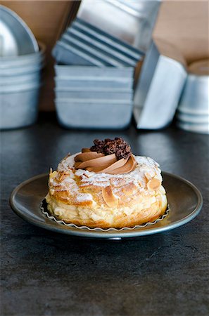 simsearch:659-07068865,k - Paris Brest (choux pastry filled with cream, France) Foto de stock - Royalty Free Premium, Número: 659-08419608