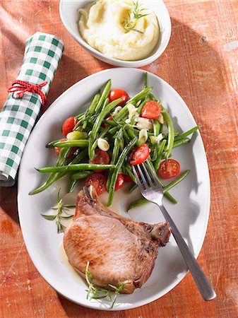 simsearch:659-06372384,k - Gammon steak with the bean medley and mashed potatoes Foto de stock - Sin royalties Premium, Código: 659-08419601