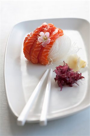simsearch:670-06450168,k - Salmon sashimi on radish strips with a cherry flower Foto de stock - Sin royalties Premium, Código: 659-08419612