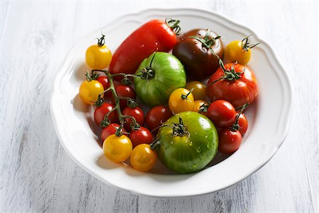 simsearch:659-06186808,k - Various different coloured tomatoes on a white plate Foto de stock - Sin royalties Premium, Código: 659-08419644