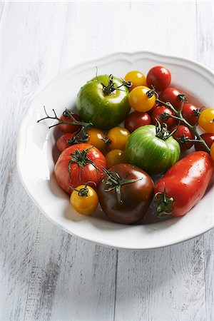 simsearch:659-08419541,k - Various different coloured tomatoes on the white plate Foto de stock - Sin royalties Premium, Código: 659-08419645