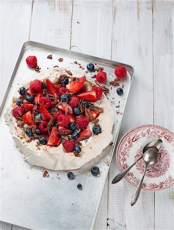 simsearch:659-06670860,k - Pavlova with berries Stockbilder - Premium RF Lizenzfrei, Bildnummer: 659-08419654