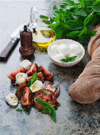 poivrier - Tomato and buffalo mozzarella salad Photographie de stock - Premium Libres de Droits, Code: 659-08419666