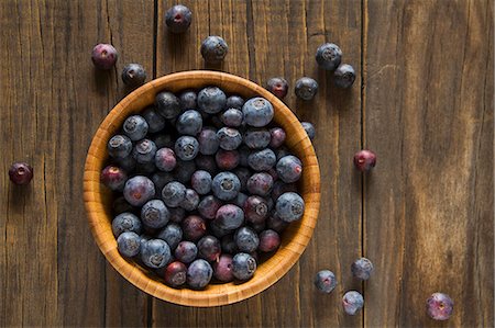 simsearch:659-07597150,k - Blueberries in a wooden bowl (seen from above) Photographie de stock - Premium Libres de Droits, Code: 659-08419703