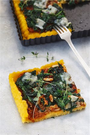 simsearch:659-06151520,k - Polenta spinach tart with tomato pesto Foto de stock - Sin royalties Premium, Código: 659-08419714