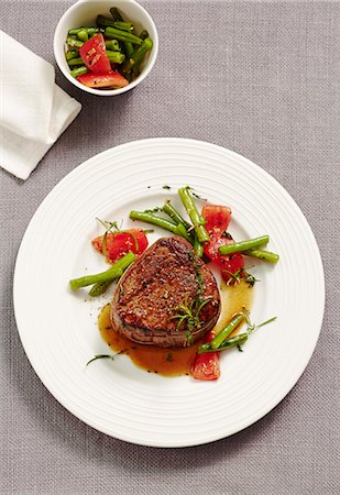 simsearch:659-07959139,k - Bison fillet steak with a bean and tomato medley Photographie de stock - Premium Libres de Droits, Code: 659-08419719