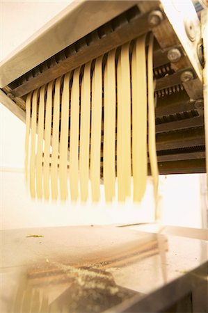 simsearch:659-06495427,k - Tagliatelle being made with a pasta machine (close-up) Photographie de stock - Premium Libres de Droits, Code: 659-08419739