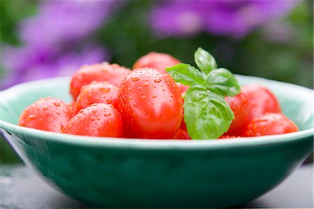 simsearch:659-07028412,k - A bowl of fresh plum tomatoes Photographie de stock - Premium Libres de Droits, Code: 659-08419758