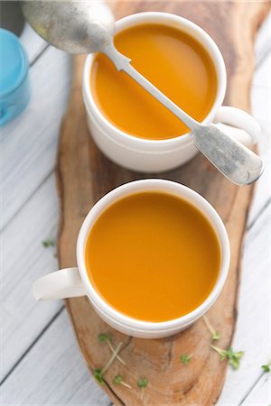 pumpkin cream soup - Two cups of butternut squash soup (seen from above) Foto de stock - Sin royalties Premium, Código: 659-08419750