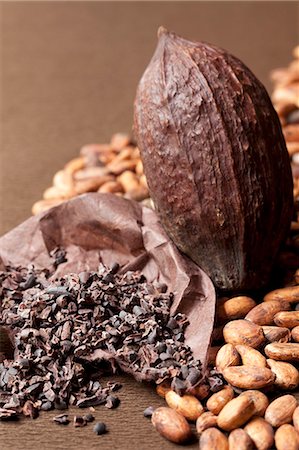 A cocoa fruit, whole cocoa beans and crushed cocoa beans Foto de stock - Sin royalties Premium, Código: 659-08419804