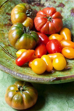 simsearch:659-08896342,k - Various organic tomatoes in a ceramic bowl Photographie de stock - Premium Libres de Droits, Code: 659-08419805