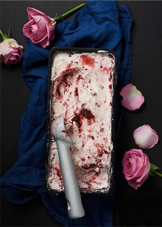 roses aerial view - Homemade berry ice cream in a container with an ice cream scoop Foto de stock - Sin royalties Premium, Código: 659-08419808