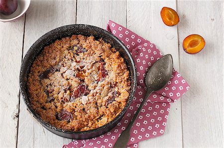 Plum crumble in baking dish Foto de stock - Sin royalties Premium, Código: 659-08419815