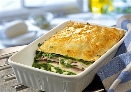 simsearch:659-07028992,k - Spinach lasagne with ham and mozzarella Photographie de stock - Premium Libres de Droits, Code: 659-08419829