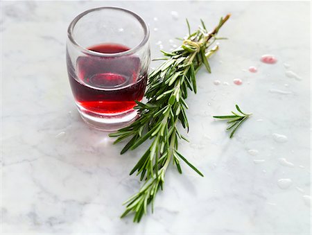 A glass of red wine and a sprig of rosemary Photographie de stock - Premium Libres de Droits, Code: 659-08419821