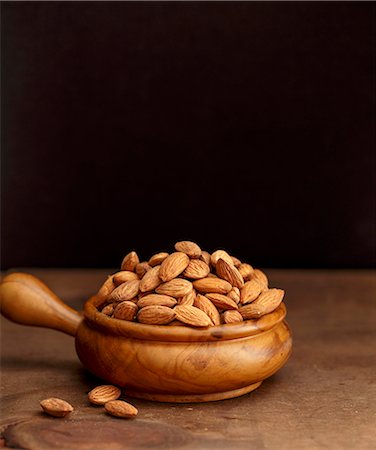 simsearch:659-06372710,k - Almonds in wooden bowl Stockbilder - Premium RF Lizenzfrei, Bildnummer: 659-08419841