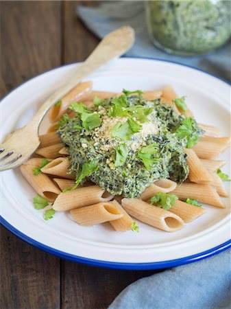 simsearch:659-08420153,k - Vegan herb pesto with wholemeal pasta Foto de stock - Sin royalties Premium, Código: 659-08419879