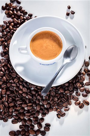 simsearch:659-06151554,k - Cup of espresso on coffee beans Stockbilder - Premium RF Lizenzfrei, Bildnummer: 659-08419887