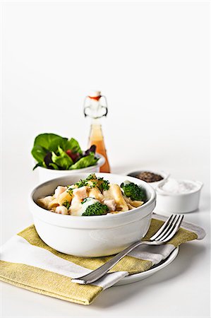 pasta nobody - Penne pasta with chicken, broccoli and a side salad Stock Photo - Premium Royalty-Free, Code: 659-08419906