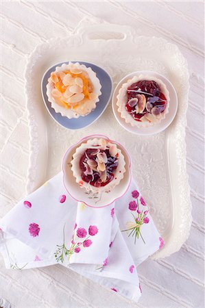 simsearch:659-07028014,k - Cherry and peach tartlets on a tray (seen from above) Photographie de stock - Premium Libres de Droits, Code: 659-08419939