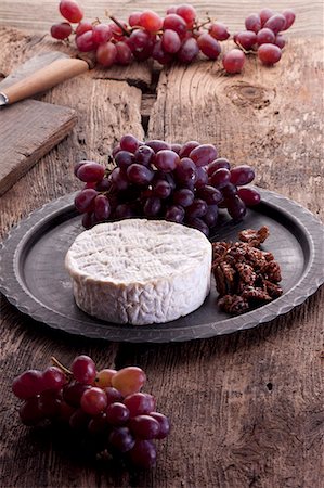 Brie with grapes and caramelised nuts Stock Photo - Premium Royalty-Free, Code: 659-08419940