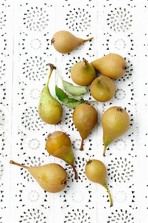 pera - Fresh green pears on a lace surface Foto de stock - Sin royalties Premium, Código: 659-08419952