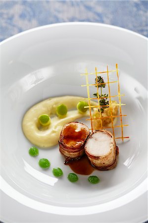 simsearch:659-01844609,k - Rabbit wrapped in bacon with green apple and horseradish sauce Photographie de stock - Premium Libres de Droits, Code: 659-08419965