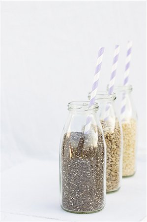 Chia, sunflower seeds and quinoa in milk bottles Foto de stock - Sin royalties Premium, Código: 659-08419968